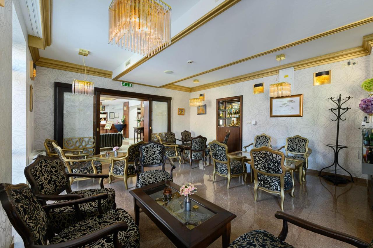 Hotel Aurum ไฮจ์ดุสโซบอสโล ภายนอก รูปภาพ