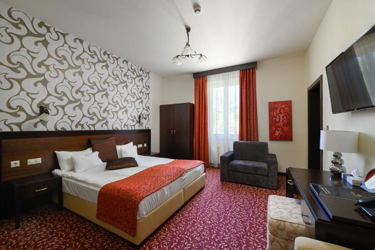 Hotel Aurum ไฮจ์ดุสโซบอสโล ภายนอก รูปภาพ
