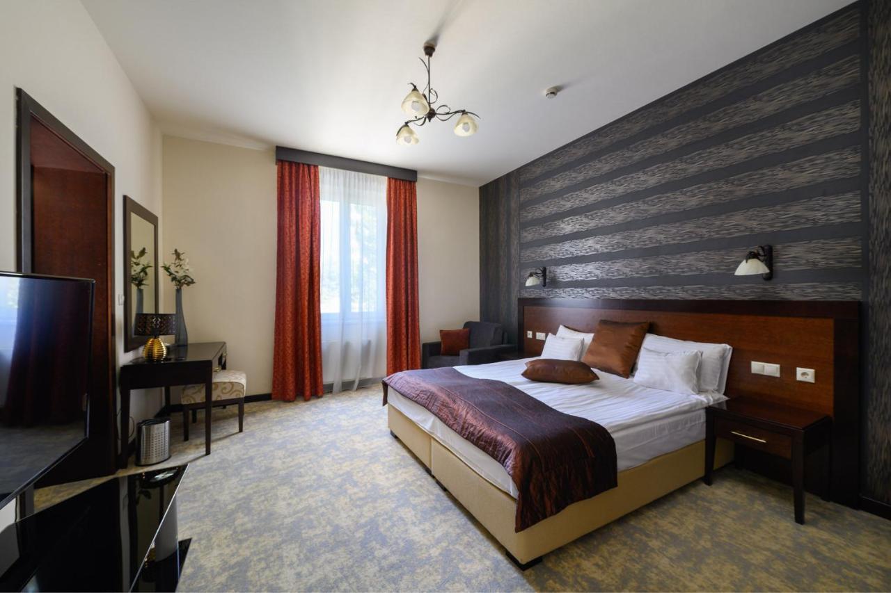 Hotel Aurum ไฮจ์ดุสโซบอสโล ภายนอก รูปภาพ