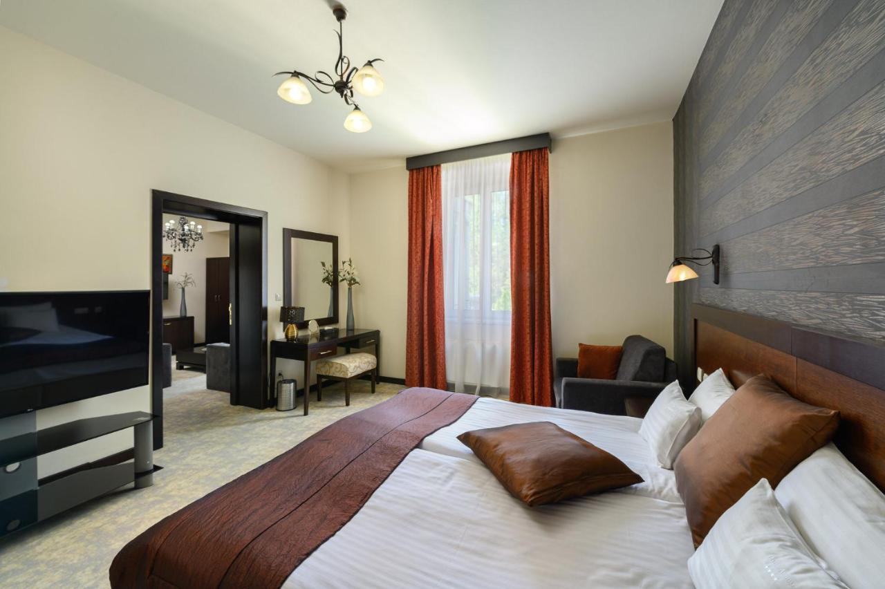 Hotel Aurum ไฮจ์ดุสโซบอสโล ภายนอก รูปภาพ