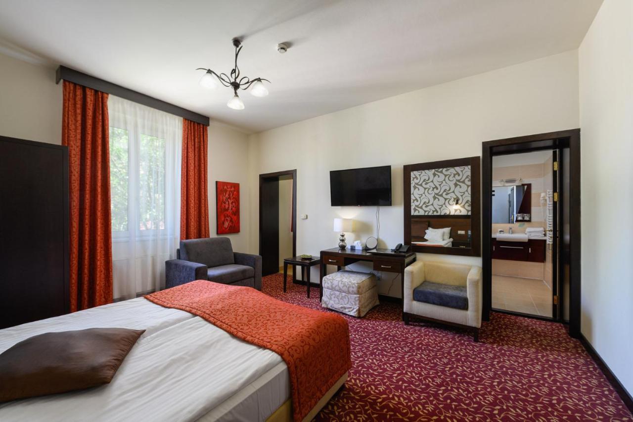 Hotel Aurum ไฮจ์ดุสโซบอสโล ภายนอก รูปภาพ