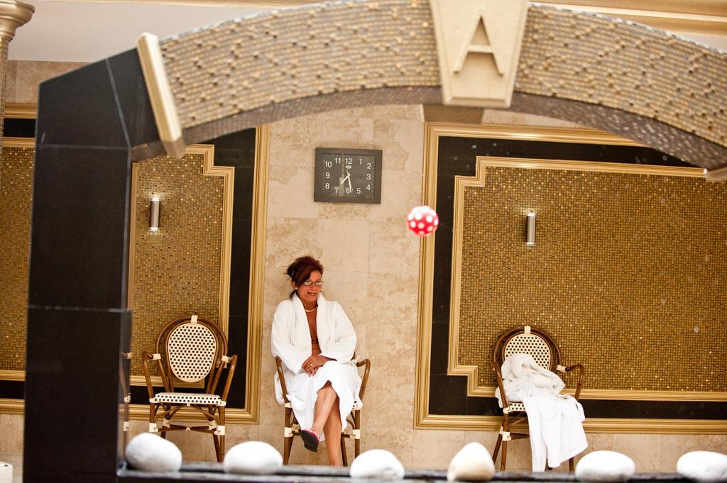 Hotel Aurum ไฮจ์ดุสโซบอสโล ภายนอก รูปภาพ