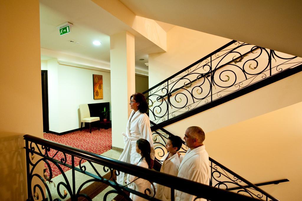 Hotel Aurum ไฮจ์ดุสโซบอสโล ภายนอก รูปภาพ