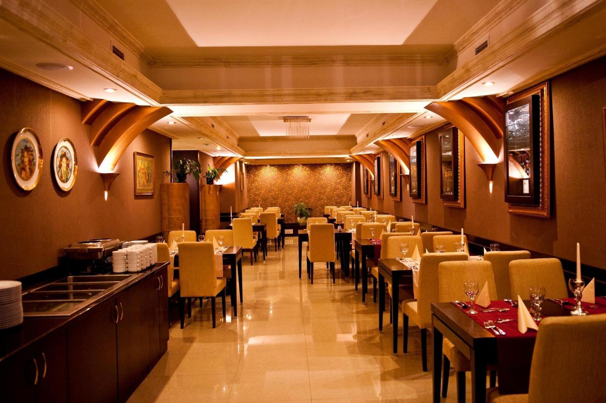 Hotel Aurum ไฮจ์ดุสโซบอสโล ภายนอก รูปภาพ