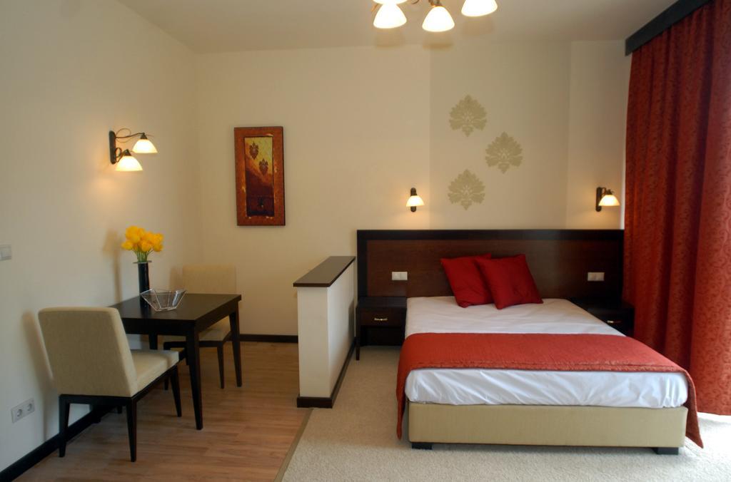 Hotel Aurum ไฮจ์ดุสโซบอสโล ภายนอก รูปภาพ