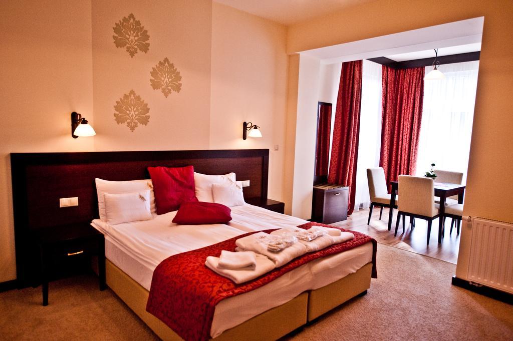Hotel Aurum ไฮจ์ดุสโซบอสโล ภายนอก รูปภาพ