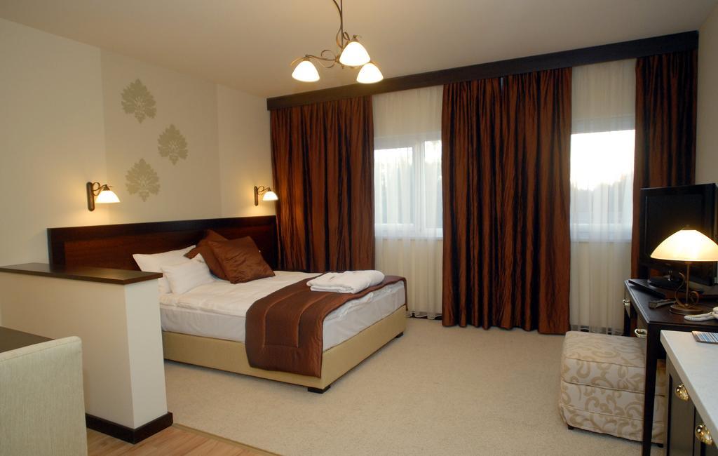 Hotel Aurum ไฮจ์ดุสโซบอสโล ภายนอก รูปภาพ