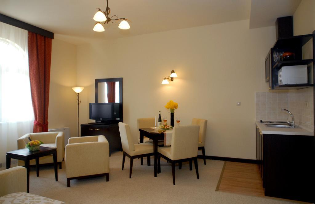 Hotel Aurum ไฮจ์ดุสโซบอสโล ภายนอก รูปภาพ