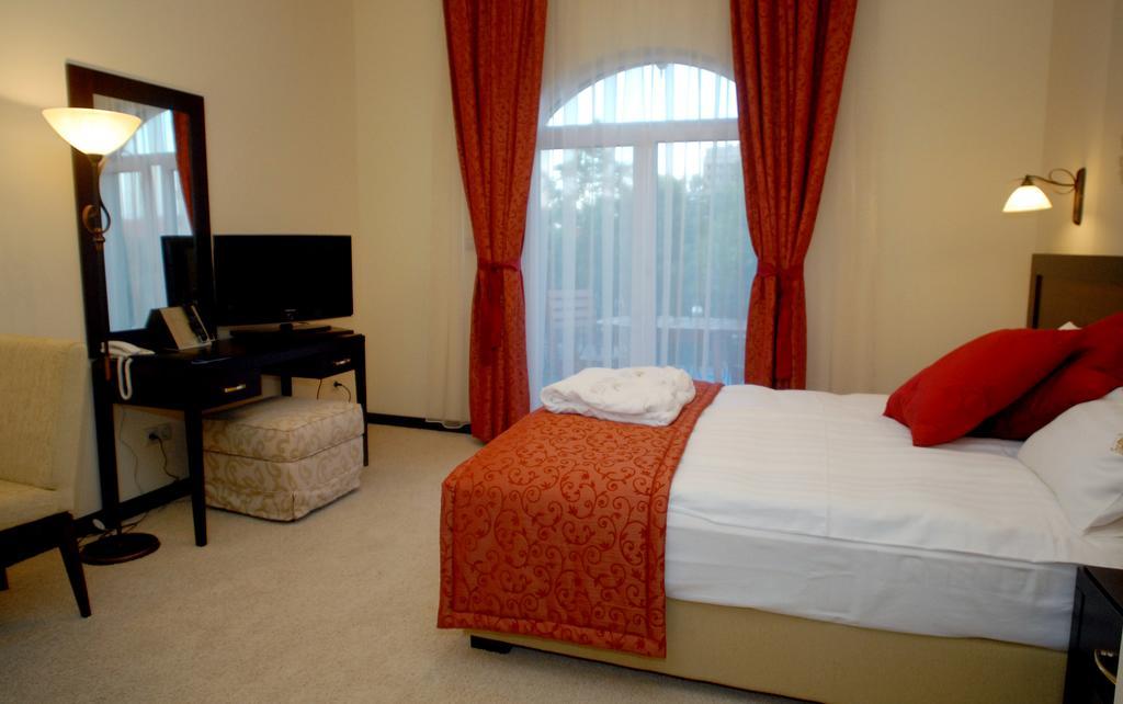 Hotel Aurum ไฮจ์ดุสโซบอสโล ภายนอก รูปภาพ