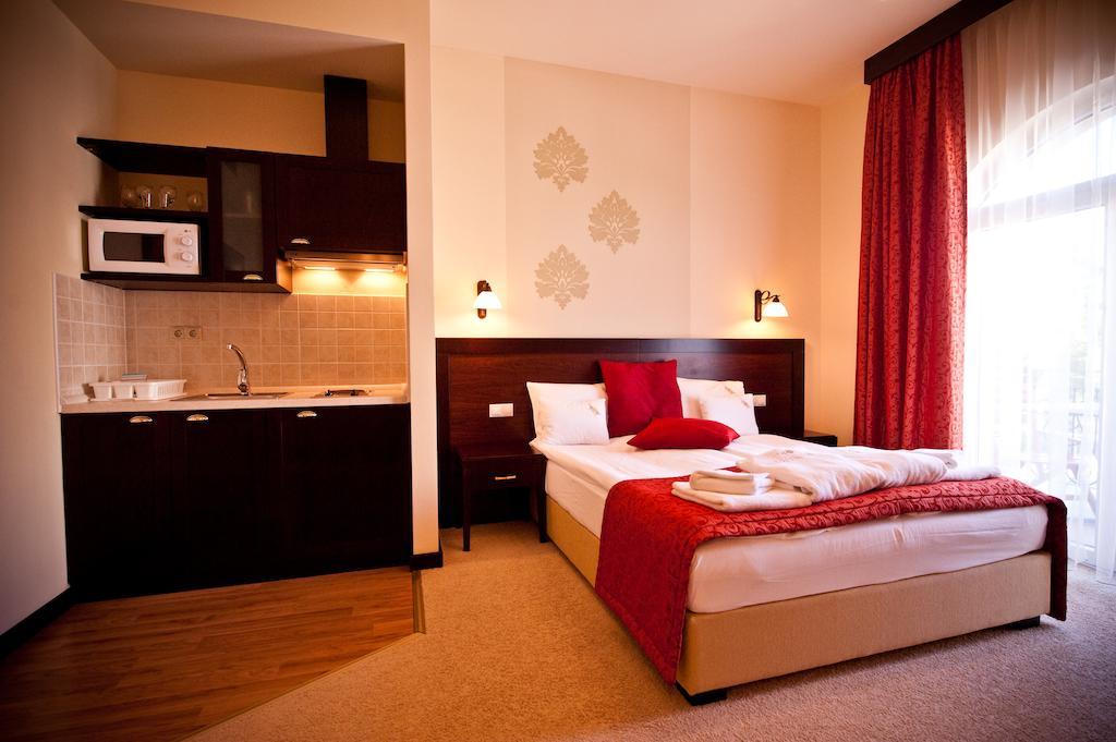 Hotel Aurum ไฮจ์ดุสโซบอสโล ภายนอก รูปภาพ
