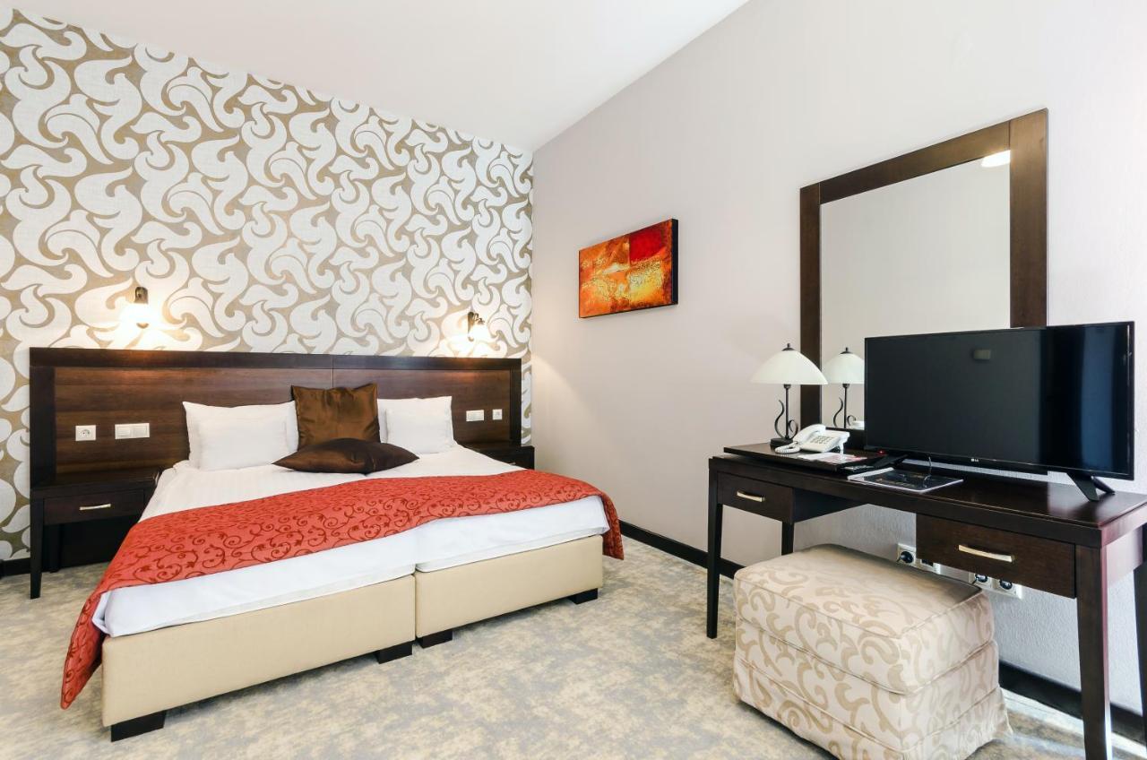 Hotel Aurum ไฮจ์ดุสโซบอสโล ภายนอก รูปภาพ