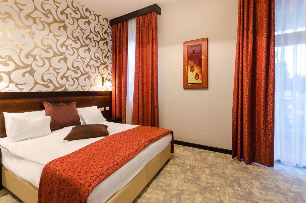 Hotel Aurum ไฮจ์ดุสโซบอสโล ภายนอก รูปภาพ