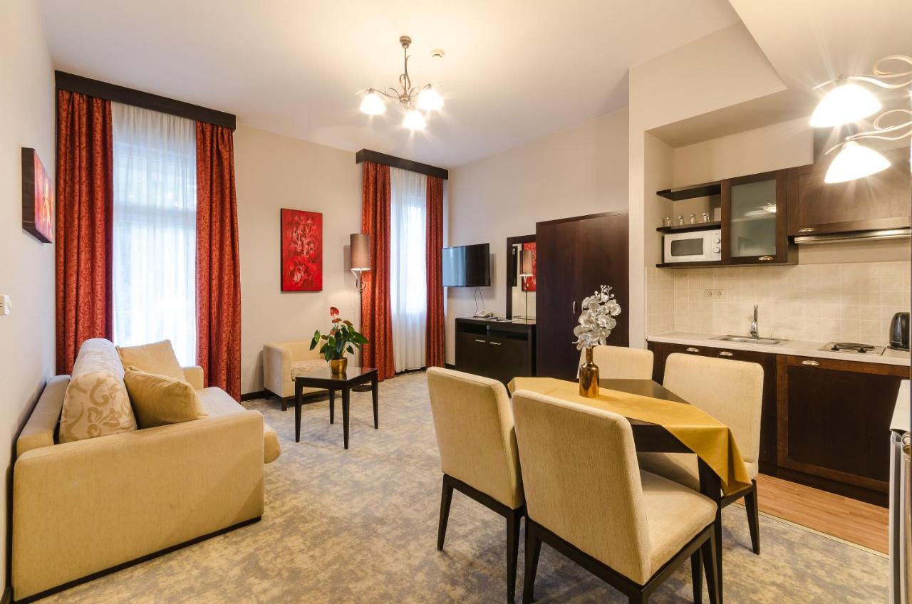 Hotel Aurum ไฮจ์ดุสโซบอสโล ภายนอก รูปภาพ
