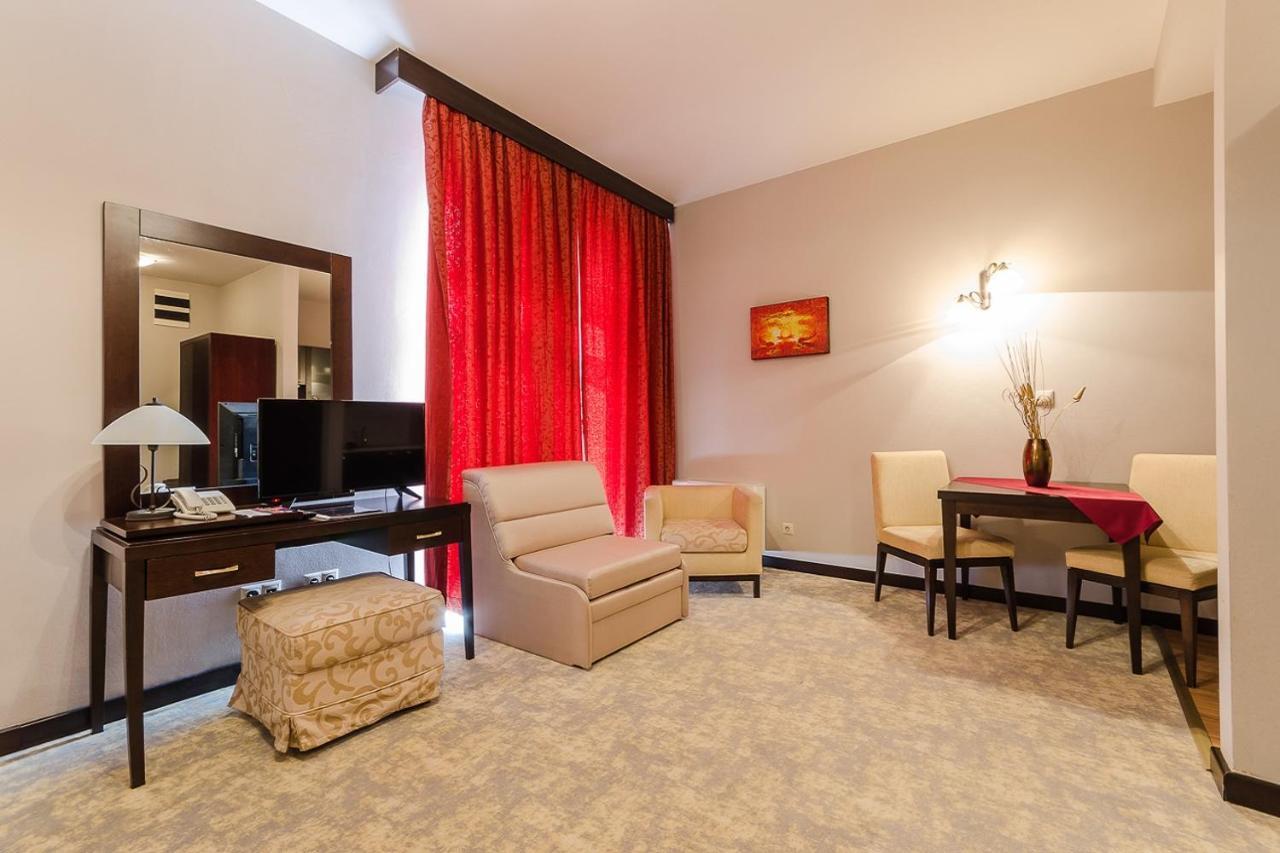 Hotel Aurum ไฮจ์ดุสโซบอสโล ภายนอก รูปภาพ